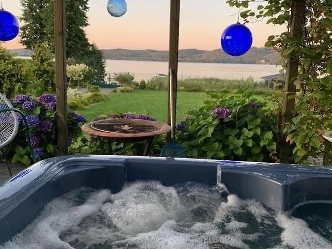 House With Private By The Lake, Whirlpool بيت للعطل