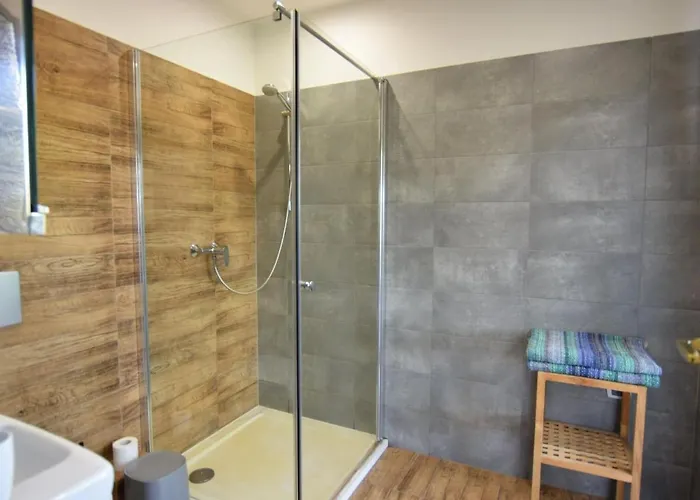 House With Private By The Lake, Whirlpool بيت للعطل *