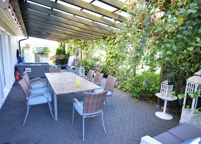 House With Private By The Lake, Whirlpool بيت للعطل